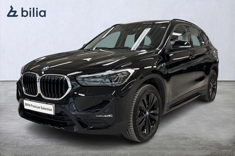 Svart Begagnad 2021 BMW X1 Sport Line SUV | 294 900 kr (Bra pris) - Bild 1/4