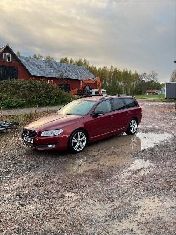 Röd Begagnad 2015 Volvo V70 Dynamic Kombi | 175 000 kr (Lite dyr) - Bild 1/4