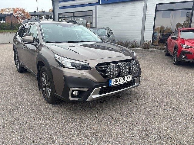 Ljusbrun Begagnad 2023 Subaru Outback SUV | 339 000 kr (Marknadspris) - Bild 1/2