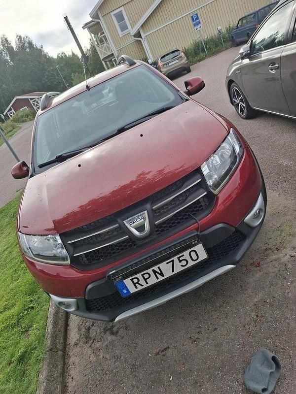 Röd Begagnad 2015 Dacia Sandero Stepway Halvkombi | 50 000 kr (Bra pris) - Bild 1/4