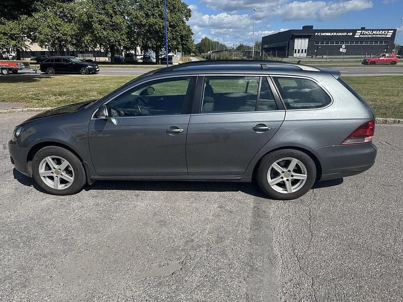 Grå Begagnad 2010 VW Golf Kombi | 54 900 kr (Marknadspris) - Bild 1/4