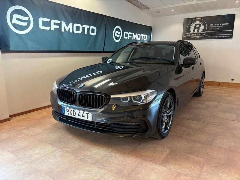Grå Begagnad 2019 BMW 520 Sport Line Kombi | 189 900 kr (Bra pris) - Bild 1/4