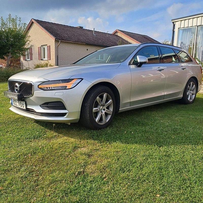 Silver Begagnad 2018 Volvo V90 Kinetic Kombi | 196 000 kr (Lite dyr) - Bild 1/4