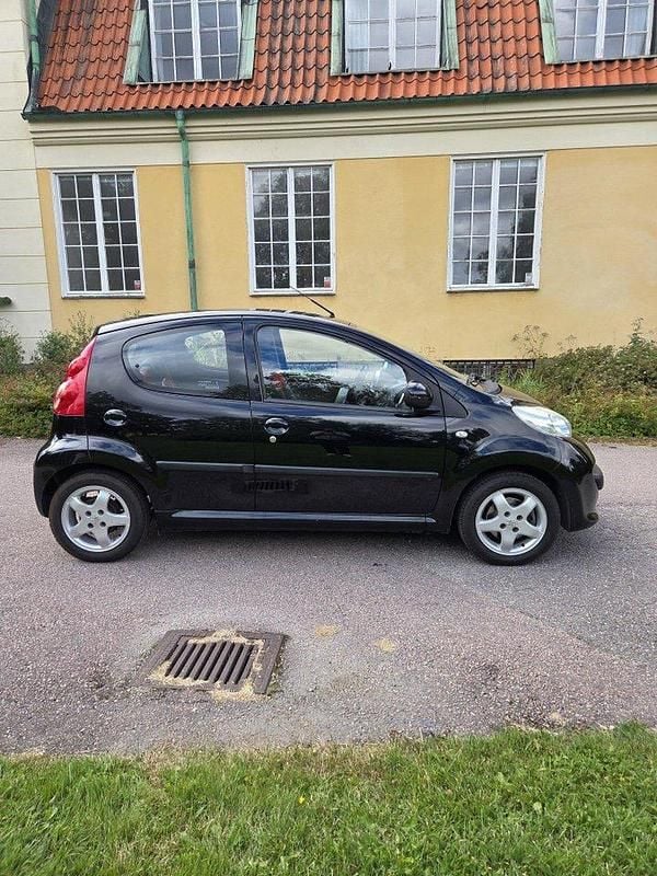 Svart Begagnad 2008 Peugeot 107 Halvkombi | 25 000 kr (Marknadspris) - Bild 1/4