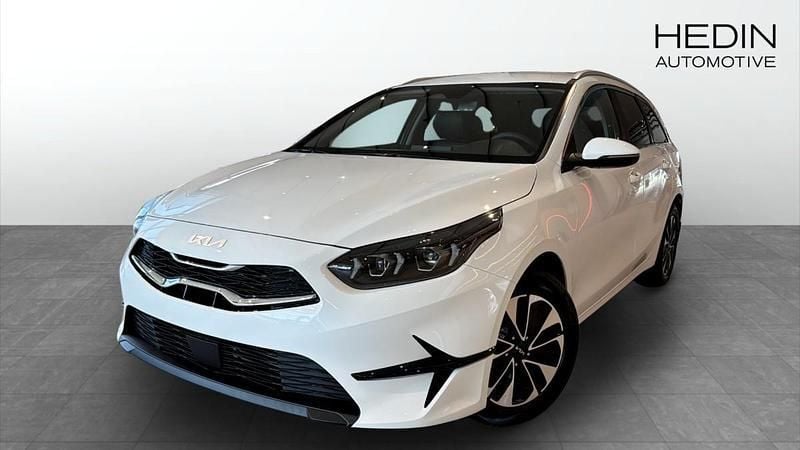 Vit (white) Ny 2025 Kia Ceed Sportswagon Advance Kombi | 292 456 kr (Marknadspris) - Bild 1/4