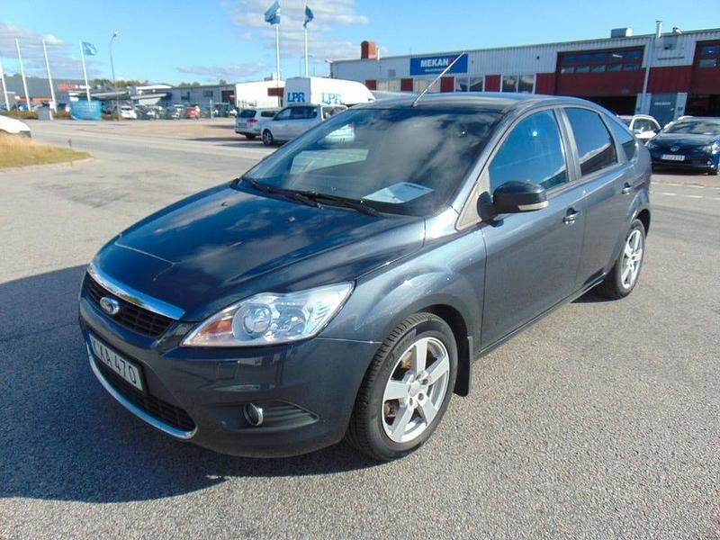 Mörkgrå (grå) Begagnad 2010 Ford Focus Titanium Halvkombi | 35 000 kr (Dyr) - Bild 1/4