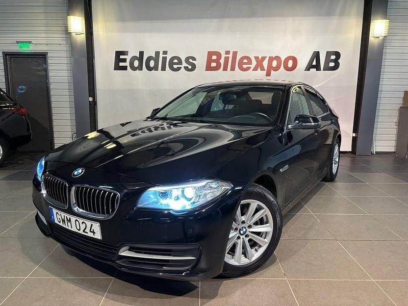Svart Begagnad 2015 BMW 520 Sedan | 169 900 kr (Marknadspris) - Bild 1/4