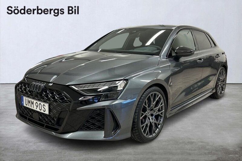 Grå Ny 2024 Audi RS3 Sportback Sport Halvkombi | 849 900 kr (Bra pris) - Bild 1/4