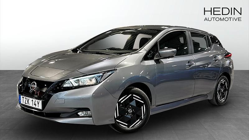 Grå Begagnad 2023 Nissan Leaf Acenta Halvkombi | 184 900 kr (Marknadspris) - Bild 1/4