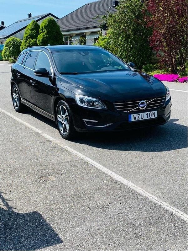 Svart Begagnad 2016 Volvo V60 Momentum Kombi | 135 000 kr (Bra pris) - Bild 1/4