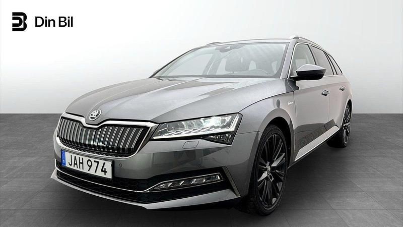Grå Begagnad 2023 Skoda Superb Business Line Kombi | 359 900 kr (Lite dyr) - Bild 1/4