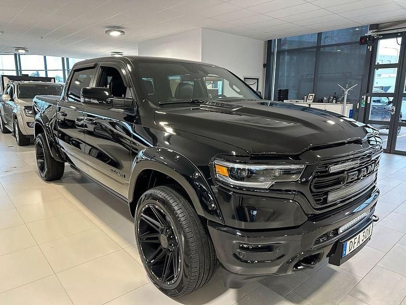 Svart (silver) Ny 2025 Dodge Ram Limited Pickup | 1 332 380 kr - Bild 1/4