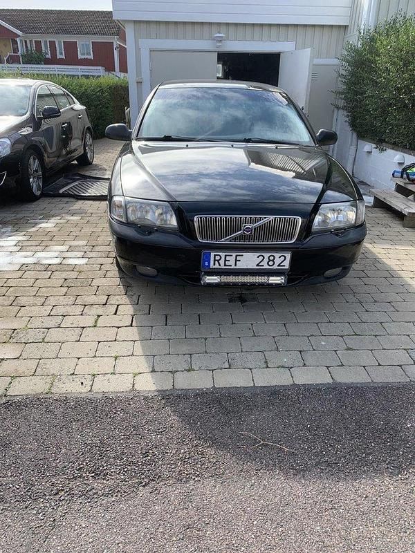 Svart Begagnad 2000 Volvo S80 Sedan | 20 000 kr (Marknadspris) - Bild 1/4