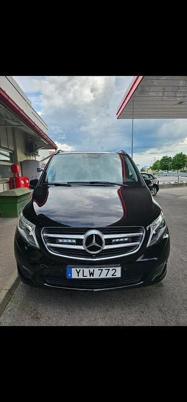 Svart Begagnad 2017 Mercedes V250 Avantgarde Minibuss | 349 000 kr (Marknadspris) - Bild 1/4