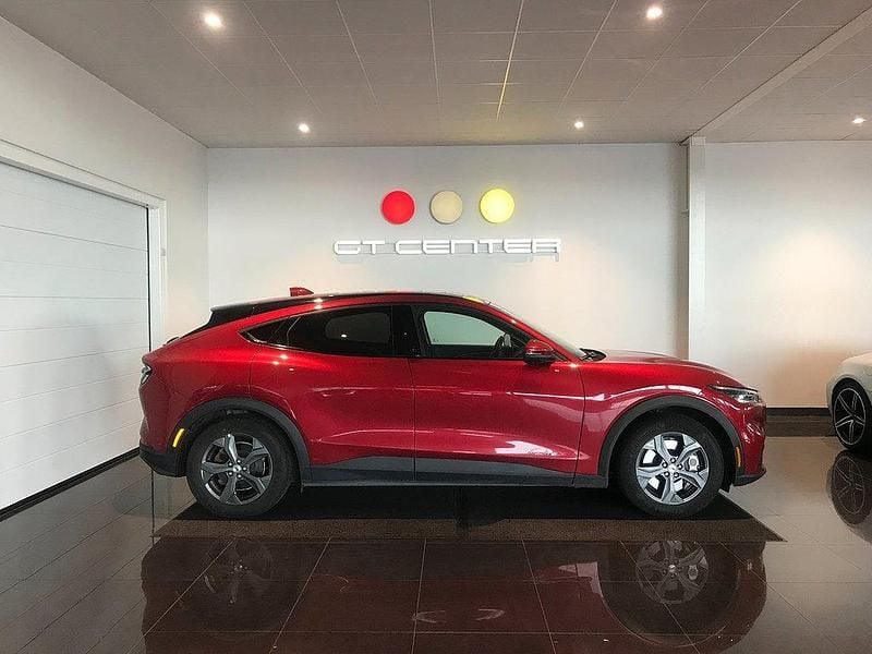 Röd Begagnad 2021 Ford Mustang Mach-E Standard Range SUV | 289 900 kr (Marknadspris) - Bild 1/4
