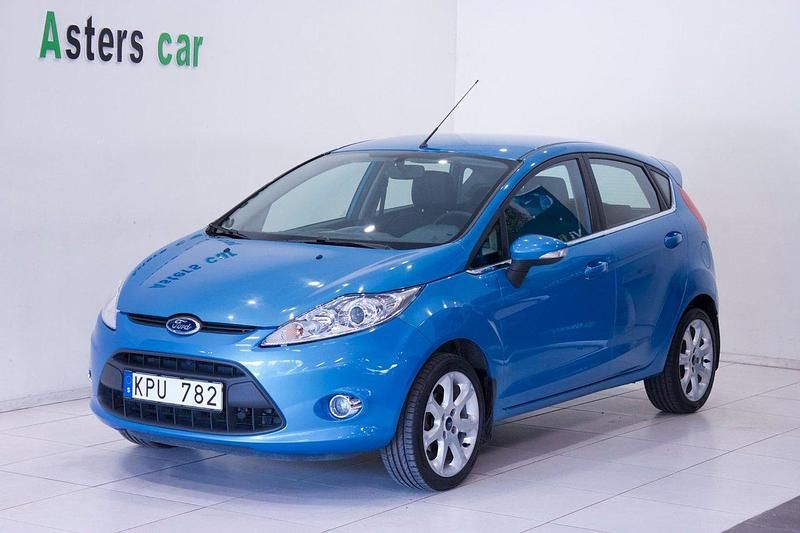 Blå Begagnad 2010 Ford Fiesta Titanium Halvkombi | 49 900 kr (Marknadspris) - Bild 1/4