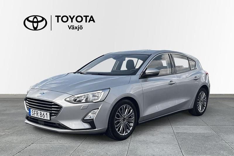Grå Begagnad 2018 Ford Focus Titanium Halvkombi | 139 000 kr (Bra pris) - Bild 1/4