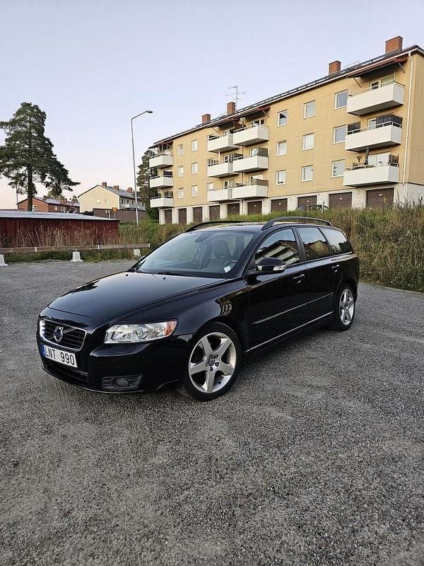Svart Begagnad 2011 Volvo V50 Momentum Kombi | 39 000 kr (Bra pris) - Bild 1/4