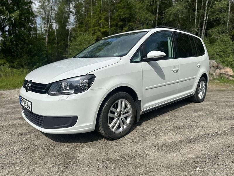 Vit Begagnad 2015 VW Touran Minibuss | 49 900 kr - Bild 1/4