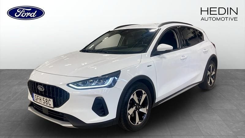 Vit (white) Begagnad 2022 Ford Focus Active Halvkombi | 189 900 kr (Bra pris) - Bild 1/4