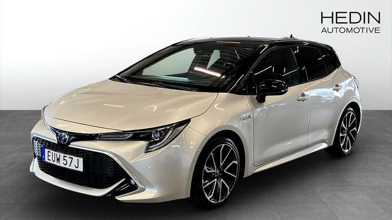 Silver Begagnad 2019 Toyota Corolla Halvkombi | 239 900 kr (Marknadspris) - Bild 1/4