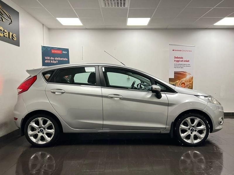 Begagnad Ford Fiesta Titanium 82 HK (60 kW) 2013 Grå Halvkombi