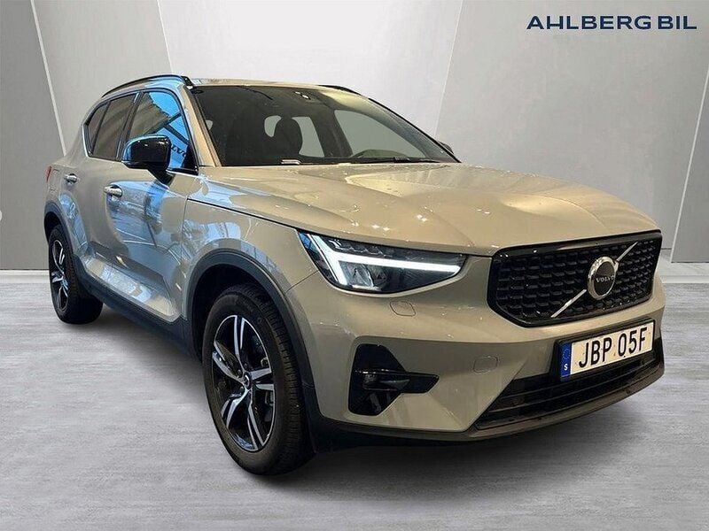 Ljusbrun Begagnad 2024 Volvo XC40 Plus SUV | 409 500 kr (Dyr) - Bild 1/3