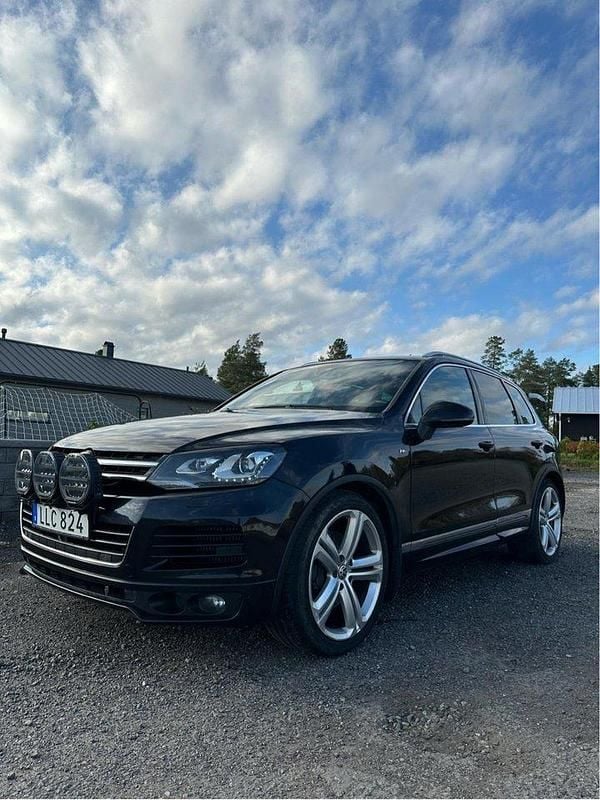 Svart Begagnad 2014 VW Touareg SUV | 195 000 kr (Marknadspris) - Bild 1/4