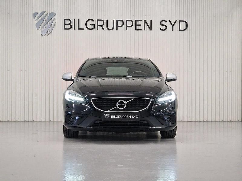 Begagnad Volvo V40 R-Design 120 HK (88 kW) 2017 Svart Halvkombi