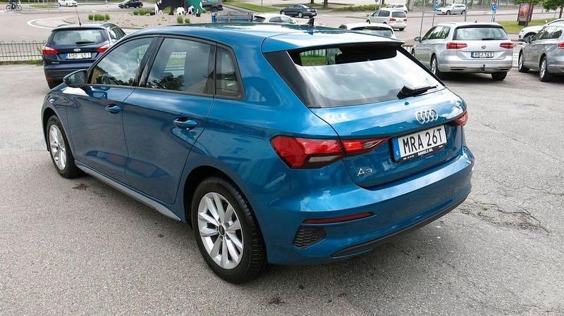 Atollblå met Begagnad 2023 Audi A3 Proline Sedan | 259 900 kr (Bra pris) - Bild 1/4