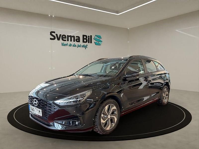 Abyss black pearl metallic Begagnad 2024 Hyundai i30 Essential Kombi | 239 900 kr (Marknadspris) - Bild 1/4