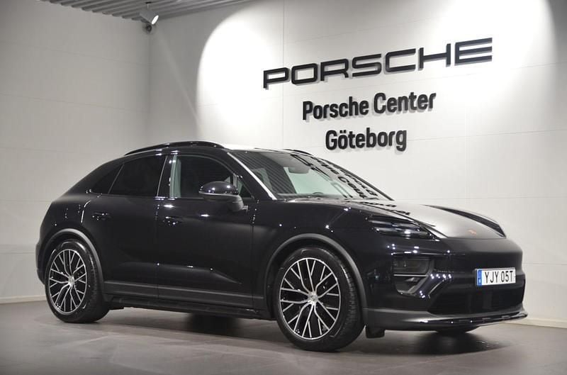 Svart (black) Ny 2025 Porsche Macan SUV | 1 178 700 kr (Marknadspris) - Bild 1/4