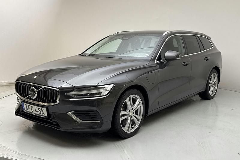Grå Begagnad 2023 Volvo V60 Core Kombi | 359 000 kr (Marknadspris) - Bild 1/4