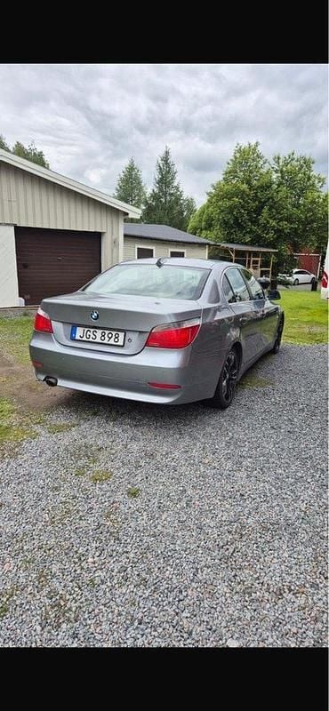 Grå Begagnad 2007 BMW 520 Sedan | 53 000 kr (Marknadspris) - Bild 1/4