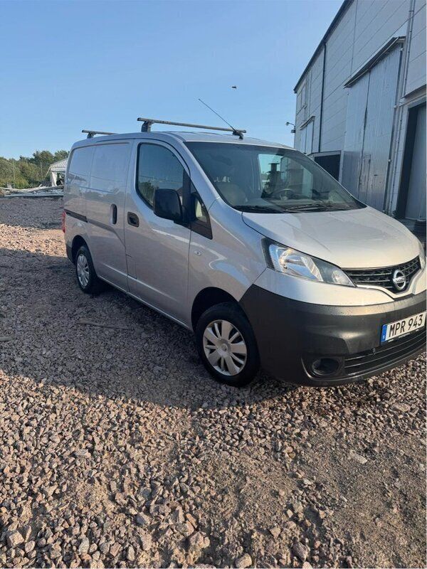 Silver Begagnad 2015 Nissan NV200 Van | 65 000 kr (Bra pris) - Bild 1/4