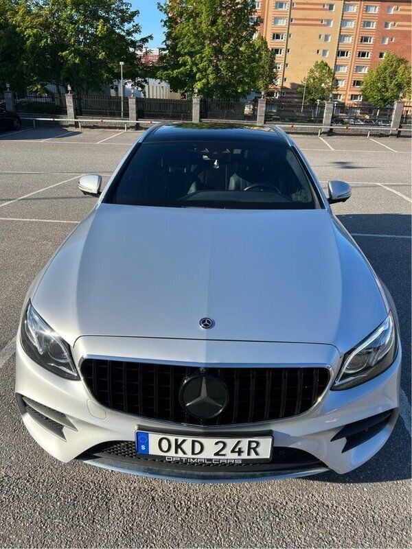 Silver Begagnad 2020 Mercedes E220 AMG Kombi | 389 000 kr (Marknadspris) - Bild 1/4
