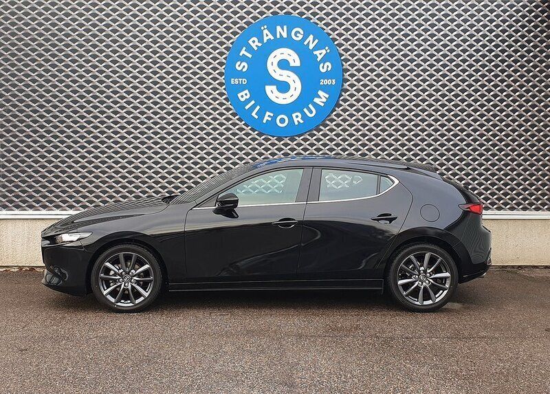 Svart (svartmetallic) Ny 2024 Mazda 3 Center-Line Halvkombi | 337 700 kr (Marknadspris) - Bild 1/4