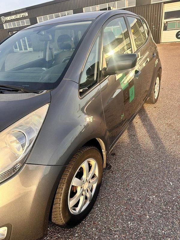 Grå Begagnad 2011 Kia Venga Comfort Halvkombi | 43 000 kr (Marknadspris) - Bild 1/4