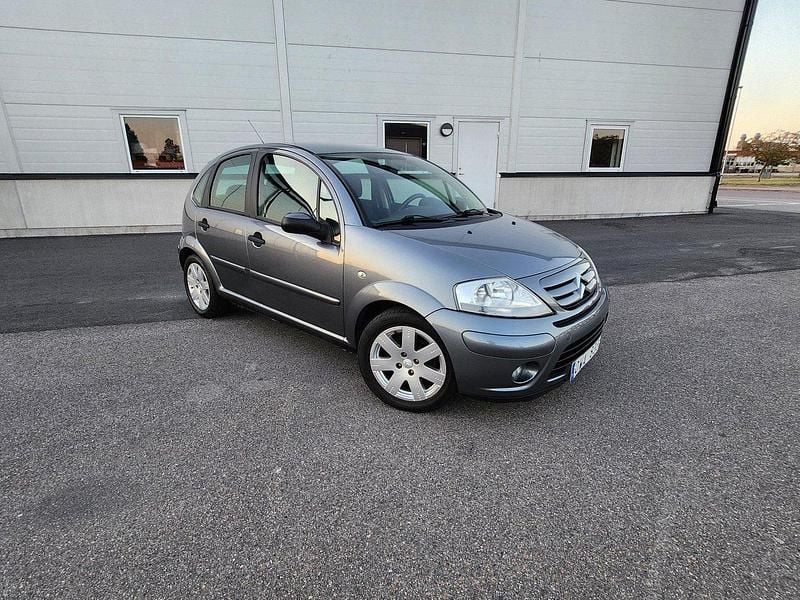 Grå Begagnad 2010 Citroën C3 Halvkombi | 34 900 kr (Marknadspris) - Bild 1/4