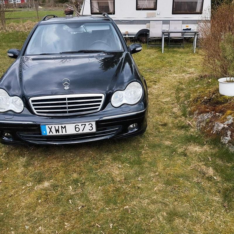 Svart Begagnad 2006 Mercedes C180 Avantgarde Kombi | 20 000 kr (Marknadspris) - Bild 1/3