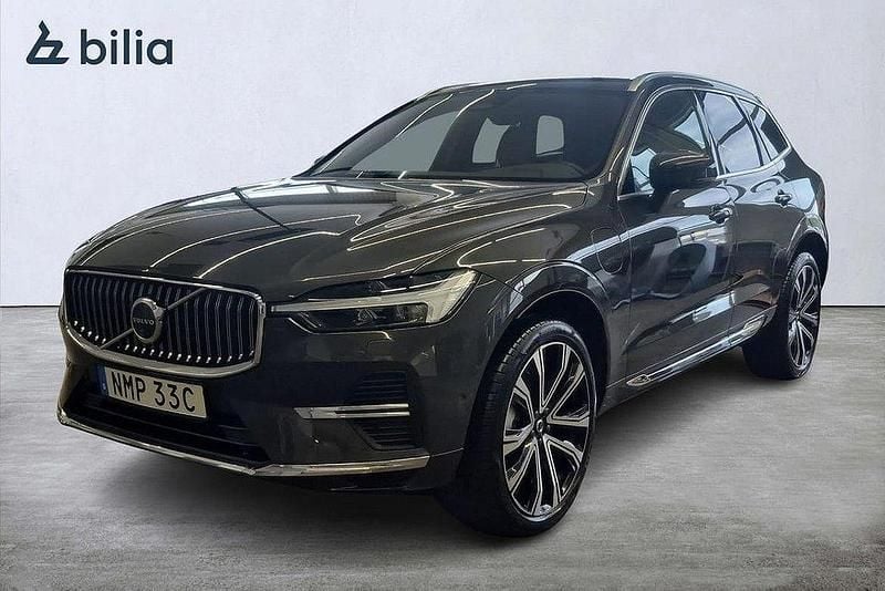 Grå Begagnad 2025 Volvo XC60 Plus SUV | 595 000 kr (Lite dyr) - Bild 1/3