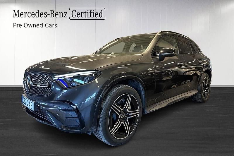 Grå Begagnad 2025 Mercedes GLC300e AMG SUV | 759 000 kr (Marknadspris) - Bild 1/4