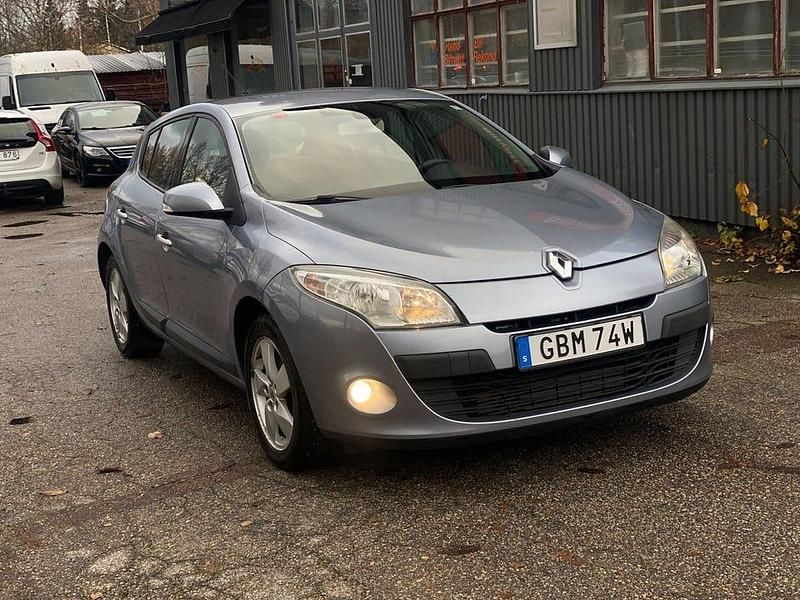 Begagnad Renault Mégane III 106 HK (77 kW) 2010 Grå Halvkombi