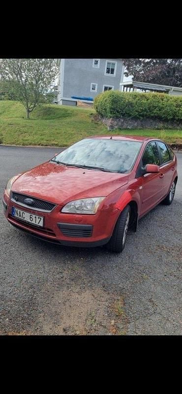 Orange Begagnad 2008 Ford Focus Halvkombi | 12 000 kr - Bild 1/1