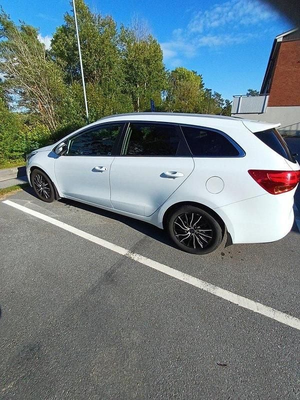 Vit Begagnad 2013 Kia Ceed Sportswagon 3 Kombi | 55 000 kr (Bra pris) - Bild 1/3