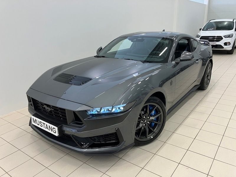 Grå Ny 2024 Ford Mustang Dark Horse Sportkupé | 779 900 kr - Bild 1/4