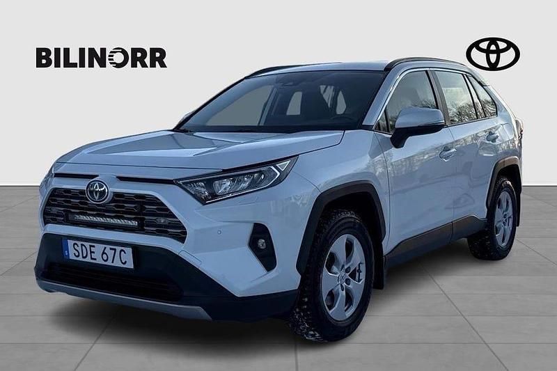 Vit Begagnad 2023 Toyota RAV4 Hybrid Active SUV | 379 900 kr (Marknadspris) - Bild 1/4