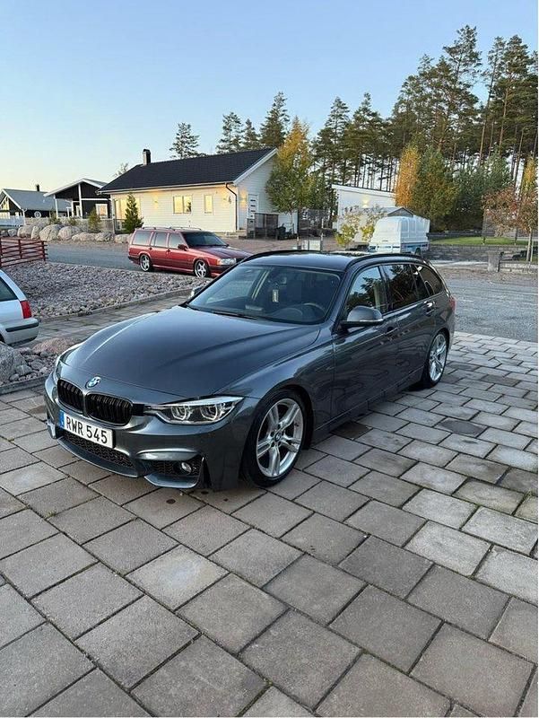 Grå Begagnad 2017 BMW 320 Sport Line Kombi | 130 000 kr (Dyr) - Bild 1/4