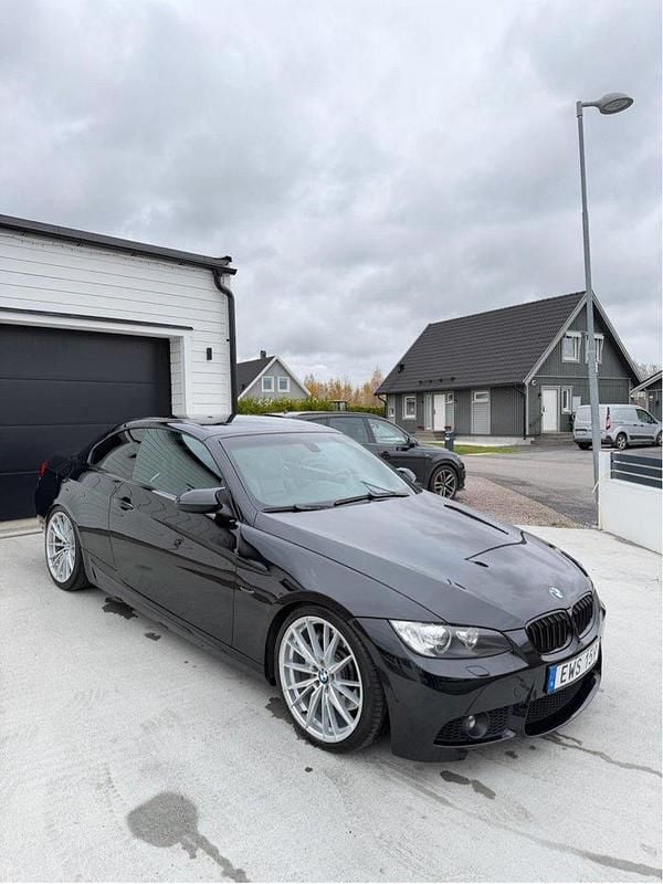 Svart Begagnad 2008 BMW 330 Cabriolet M Sport Cab | 249 000 kr (Dyr) - Bild 1/4