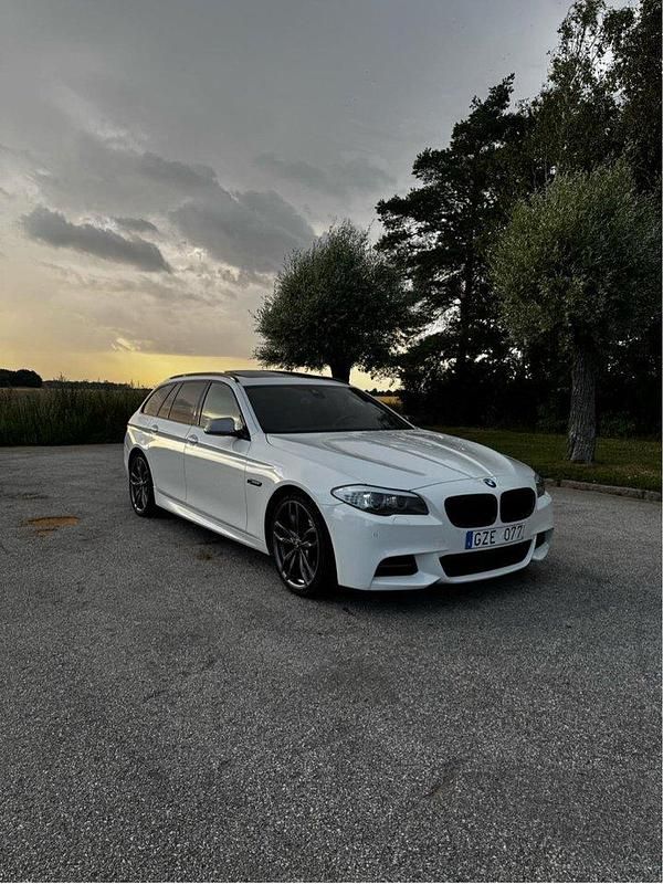 Vit Begagnad 2013 BMW M550 Comfort Edition Sedan | 232 000 kr (Marknadspris) - Bild 1/4